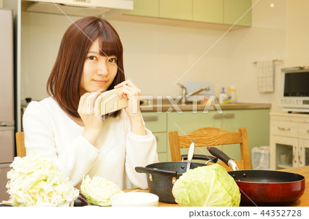 年輕女子在廚房做飯 44352728