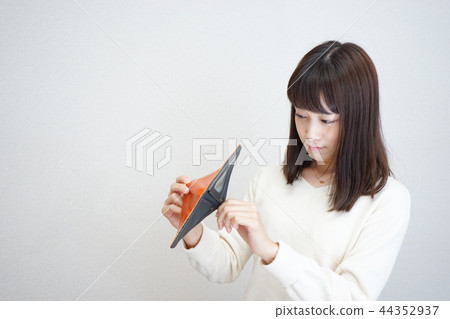觀看錢包的一位小姐 觀看錢包的一位小姐 44352937