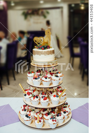 Vintage Wedding Decoration Naked Cake MR and MRs Gold 44353408