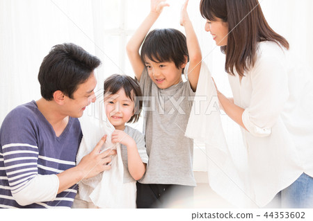 一個家庭 44353602