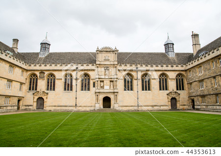 Stone historic buildings and lawn courtyard in Oxford, England Stone historic buildings and lawn courtyard in Oxford, England 44353613