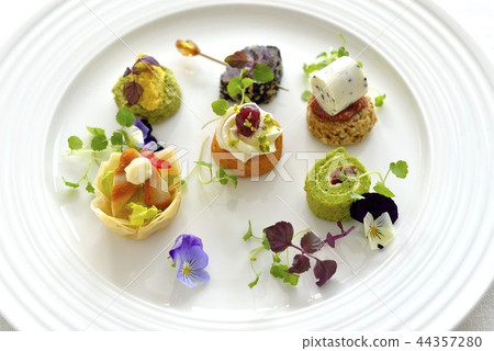 Canapes, party food / canape, party food 44357280