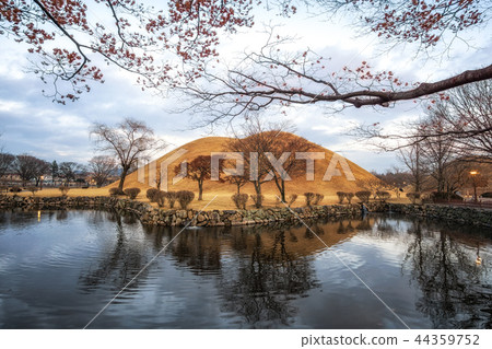 royal mounds reflection 44359752