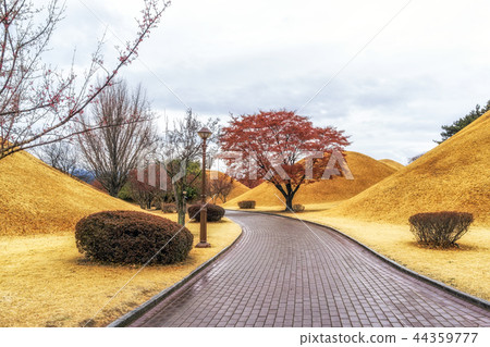 royal mounds in daereungwon 44359777