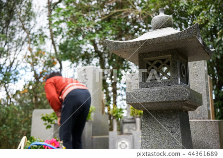 Elderly people going to the grave Elderly people going to the grave 44361689