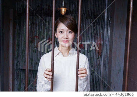 A woman arrested 44361906