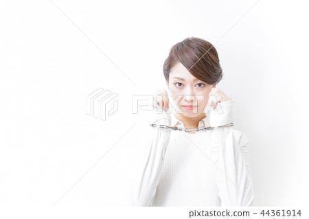 一名女子被捕 一名女子被捕 44361914