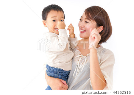 抱著一個男孩的母親 44362516