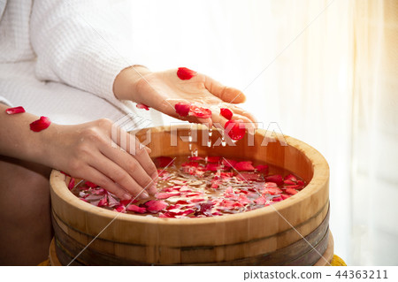 spa treatments for female hands 44363211