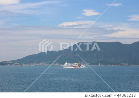 從海上看到的渡輪和小豆島 從海上看到的渡輪和小豆島 44363218