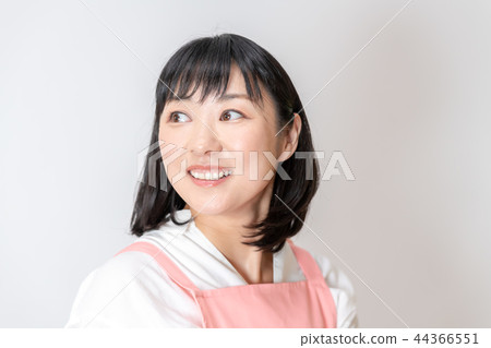 一個圍裙的女人 44366551