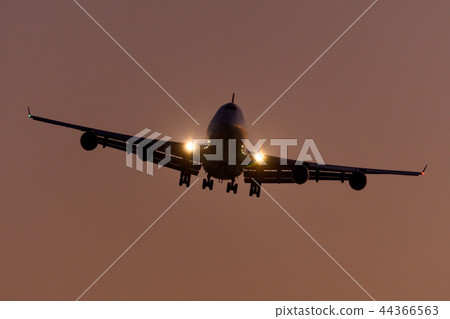 Boeing 747 Front 44366563