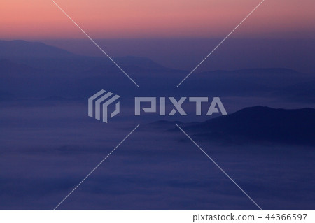 Mountain ranges and sea of clouds 44366597