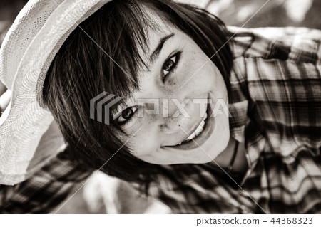 Close-up portrait of beautiful brunet girl. 44368323