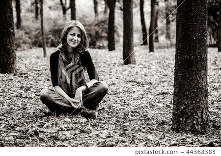 Beautiful girl in autumn park Beautiful girl in autumn park 44368383