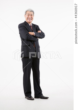 Senior male business man 44368917