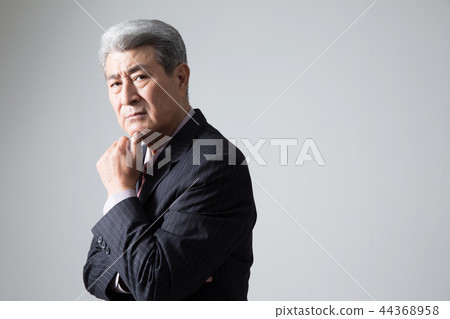 Senior male business man 44368958