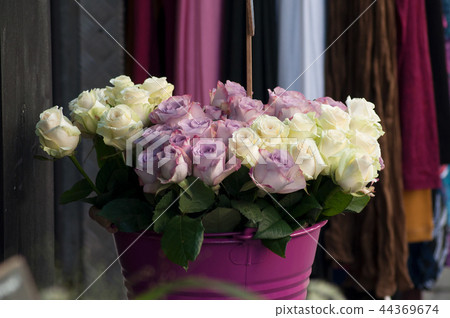 closeup of pink roses bouquet at the florist closeup of pink roses bouquet at the florist 44369674