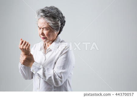 高級女性肖像， 44370057