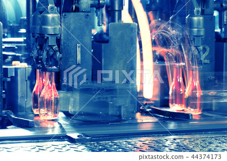 Conveyor with the hot glass bottles 44374173