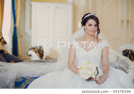 Bride in crown 44376306