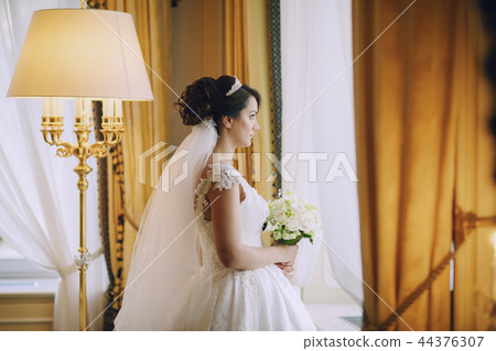 Bride near window 44376307