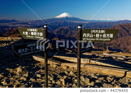 Tanzawa山和Tonotake峰和富士山的路標 44376450