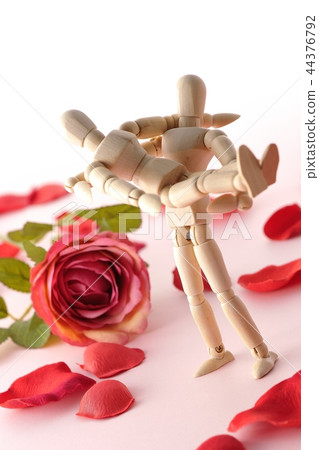 玫瑰花瓣和公主擁抱 44376792