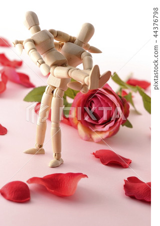 玫瑰花瓣和公主擁抱 44376798