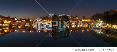 Night Ile de la Cite in Paris, France 44377698