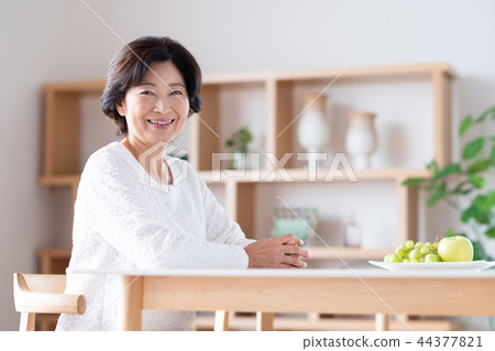 Senior women Senior women 44377821