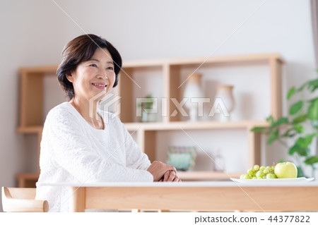 Senior women Senior women 44377822