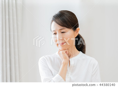 擔心的女人 44380140