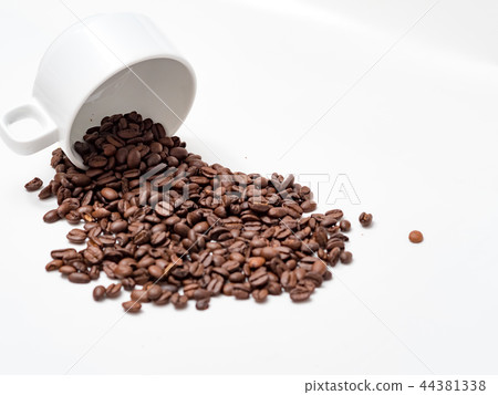 咖啡豆與咖啡杯 咖啡豆與咖啡杯 44381338