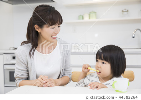 3歲的女孩刷牙 44382264