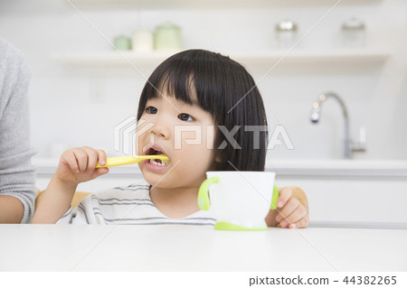 3歲的女孩刷牙 3歲的女孩刷牙 44382265