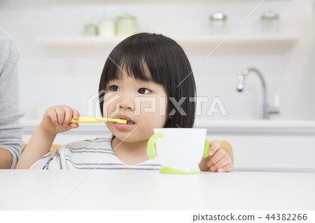 3歲的女孩刷牙 3歲的女孩刷牙 44382266