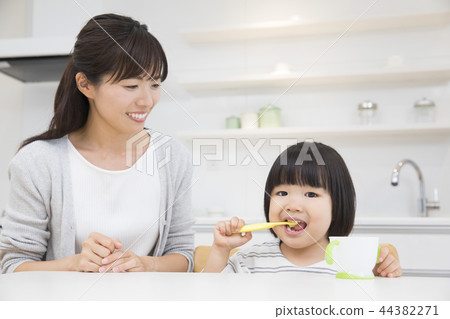 3歲的女孩刷牙 3歲的女孩刷牙 44382271