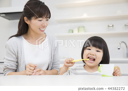 3歲的女孩刷牙 44382272
