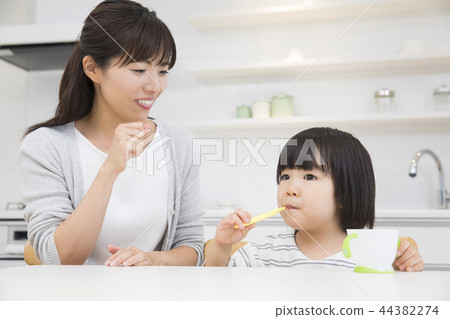 3歲的女孩刷牙 44382274