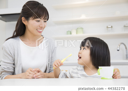 3歲的女孩刷牙 3歲的女孩刷牙 44382278
