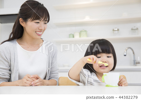 3歲的女孩刷牙 44382279