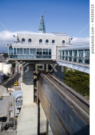 Large-scale observatory sluice gate (Numazu Port) viewed from observatory corridor 44384019