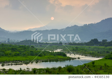 太陽升起，河間運動，連元山間雲升起，空中云層升起。 44385130