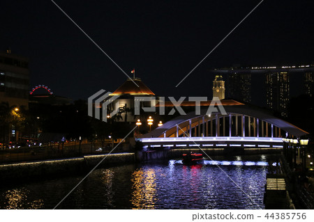 在新加坡河上的北橋上觀賞濱海灣金沙，那裡的船隻來來往往 44385756