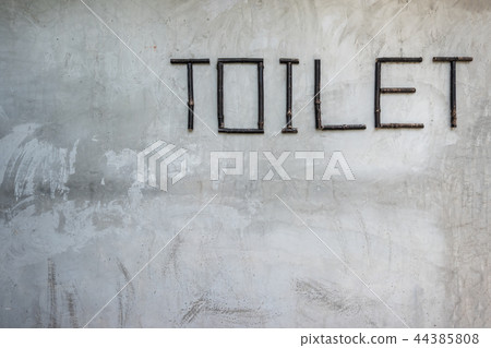 Textured raw of concrete wall with toilet sign 44385808
