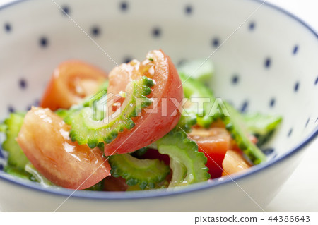 Marinated bitter gourd and tomatoes 44386643