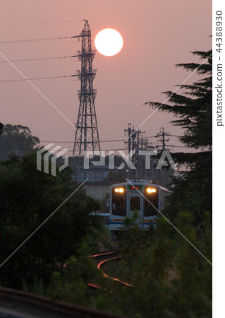 Tenryu Hamanako Railway in the evening _ sunset _ sunset _ steel tower _ track _ train 44388930