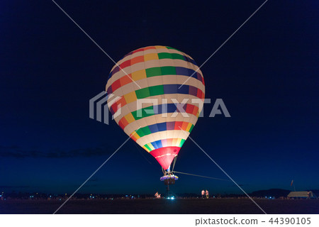 漂浮在夜空的熱空氣氣球 44390105