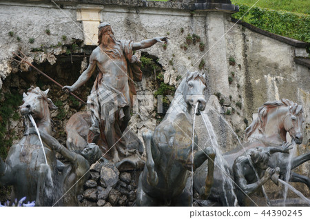neptune fountain 44390245